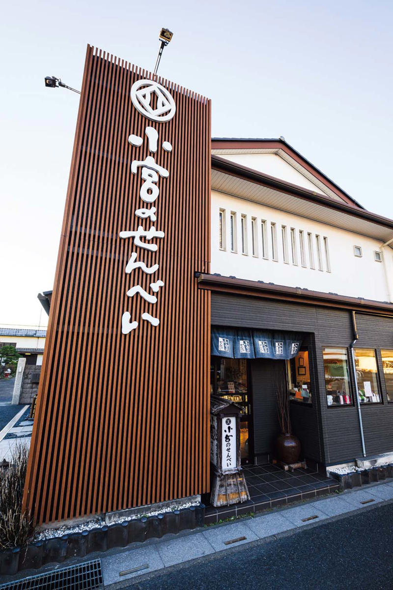 口の中に誠実で穏やかな後味が残る『高瀬煎餅店』, 『高瀬煎餅店』店舗詳細, 香ばしさが際立つ硬派なバリカタ『小宮せんべい本舗』, 『小宮せんべい本舗』店舗詳細, 「酒にも合う」と評判の凛とした味『元祖 源兵衛せんべい』, 手焼き醤油せんべい, 『元祖 源兵衛せんべい』店舗詳細, 醤油だれと米の朗らかな甘みが出合う『豊田屋』, 『豊田屋』店舗詳細, 噛み締めるたびに米の香りが広がる『米重せんべい』, 天日干し炭火手焼, 『米重せんべい』店舗詳細, 出汁が香る甘じょっぱい個性派『ほりゐ』, 『ほりゐ』店舗詳細, 草加で生まれた愛され郷土菓子, 関東のせんべいは草加がルーツ？, 鈴木さんの店『大馬屋』にも立ち寄ろう！, 『大馬屋 アコス店』