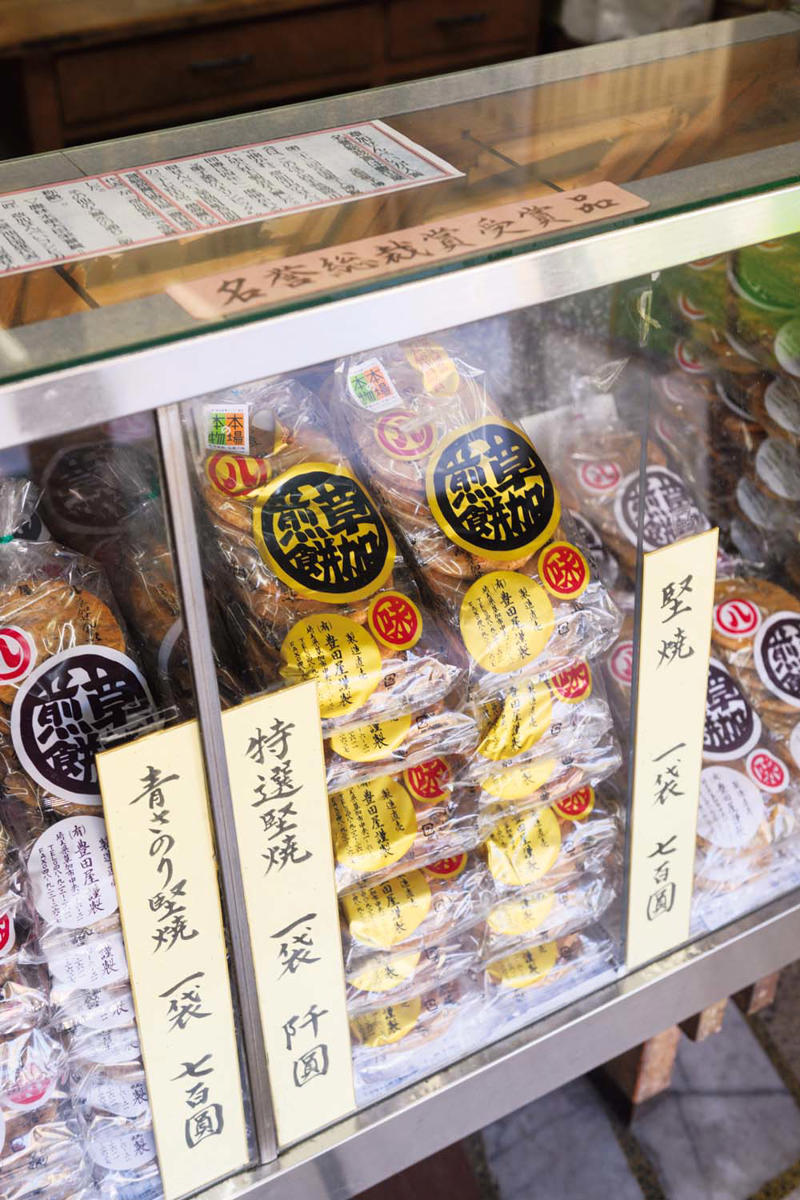 口の中に誠実で穏やかな後味が残る『高瀬煎餅店』, 『高瀬煎餅店』店舗詳細, 香ばしさが際立つ硬派なバリカタ『小宮せんべい本舗』, 『小宮せんべい本舗』店舗詳細, 「酒にも合う」と評判の凛とした味『元祖 源兵衛せんべい』, 手焼き醤油せんべい, 『元祖 源兵衛せんべい』店舗詳細, 醤油だれと米の朗らかな甘みが出合う『豊田屋』, 『豊田屋』店舗詳細, 噛み締めるたびに米の香りが広がる『米重せんべい』, 天日干し炭火手焼, 『米重せんべい』店舗詳細, 出汁が香る甘じょっぱい個性派『ほりゐ』, 『ほりゐ』店舗詳細, 草加で生まれた愛され郷土菓子, 関東のせんべいは草加がルーツ？, 鈴木さんの店『大馬屋』にも立ち寄ろう！, 『大馬屋 アコス店』