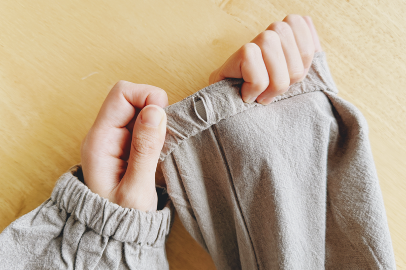 エプロンではなく、割烹着がちょうどよかった, 割烹着ならではの使いやすさ, あるとうれしい便利な工夫, 気軽に洗えてお手入れもラク, 家事の時間にちょうどいい頼れる1枚