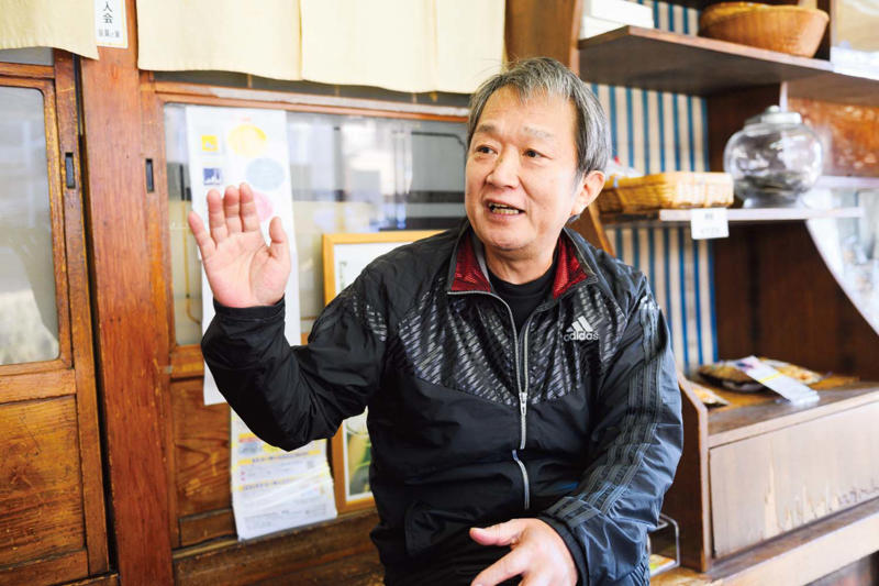 口の中に誠実で穏やかな後味が残る『高瀬煎餅店』, 『高瀬煎餅店』店舗詳細, 香ばしさが際立つ硬派なバリカタ『小宮せんべい本舗』, 『小宮せんべい本舗』店舗詳細, 「酒にも合う」と評判の凛とした味『元祖 源兵衛せんべい』, 手焼き醤油せんべい, 『元祖 源兵衛せんべい』店舗詳細, 醤油だれと米の朗らかな甘みが出合う『豊田屋』, 『豊田屋』店舗詳細, 噛み締めるたびに米の香りが広がる『米重せんべい』, 天日干し炭火手焼, 『米重せんべい』店舗詳細, 出汁が香る甘じょっぱい個性派『ほりゐ』, 『ほりゐ』店舗詳細, 草加で生まれた愛され郷土菓子, 関東のせんべいは草加がルーツ？, 鈴木さんの店『大馬屋』にも立ち寄ろう！, 『大馬屋 アコス店』
