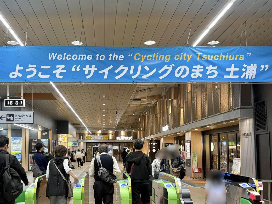 土浦市は行政・観光機能を駅前に集めてきた, 駅前広場は閑散、人が集まっていたのは市役所, 現在の土浦は「目的地に行って帰る街」, 駅前は「回遊する街」に戻らなかった, 駅前が呼ぶ客は「買い物客」から「観光客」へ, 土浦で起きていたのは「客層の交代」