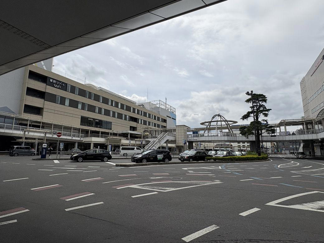 土浦市は行政・観光機能を駅前に集めてきた, 駅前広場は閑散、人が集まっていたのは市役所, 現在の土浦は「目的地に行って帰る街」, 駅前は「回遊する街」に戻らなかった, 駅前が呼ぶ客は「買い物客」から「観光客」へ, 土浦で起きていたのは「客層の交代」