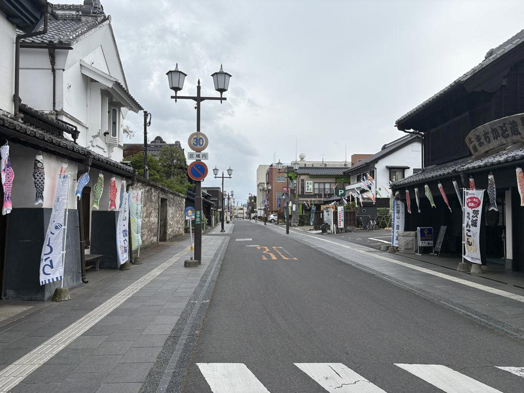 土浦市は行政・観光機能を駅前に集めてきた, 駅前広場は閑散、人が集まっていたのは市役所, 現在の土浦は「目的地に行って帰る街」, 駅前は「回遊する街」に戻らなかった, 駅前が呼ぶ客は「買い物客」から「観光客」へ, 土浦で起きていたのは「客層の交代」