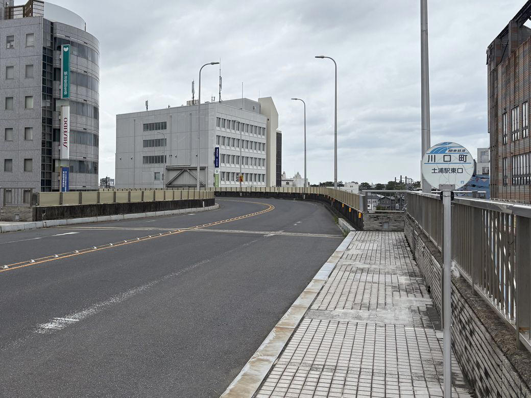 土浦市は行政・観光機能を駅前に集めてきた, 駅前広場は閑散、人が集まっていたのは市役所, 現在の土浦は「目的地に行って帰る街」, 駅前は「回遊する街」に戻らなかった, 駅前が呼ぶ客は「買い物客」から「観光客」へ, 土浦で起きていたのは「客層の交代」