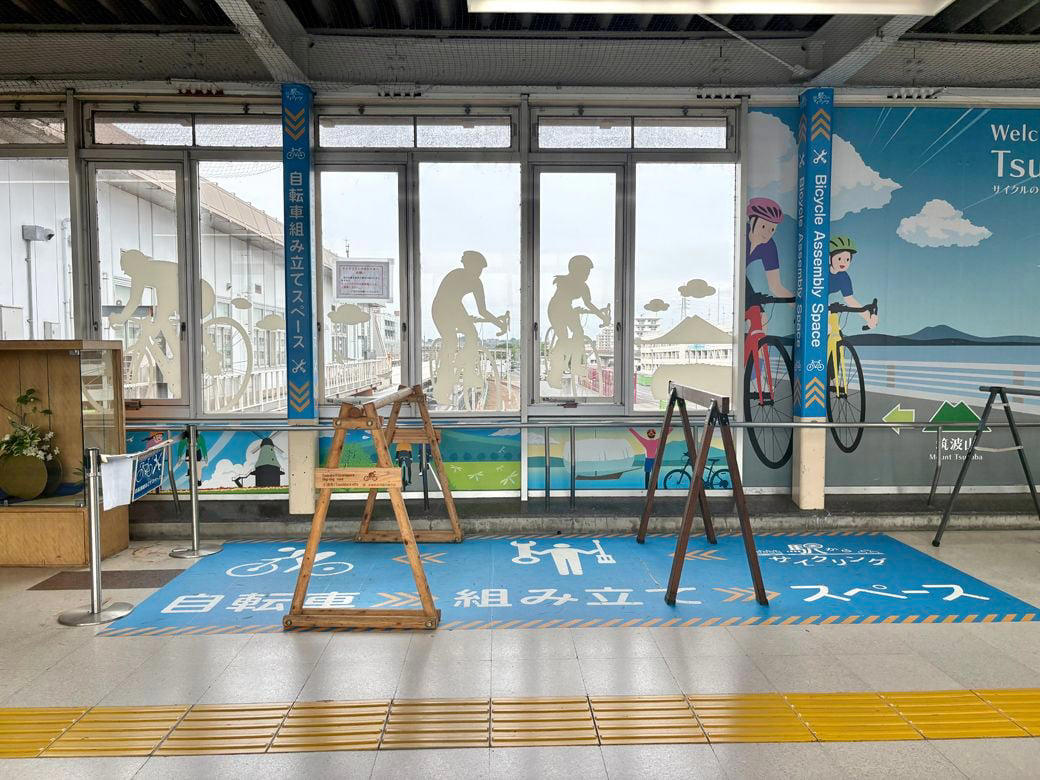 土浦市は行政・観光機能を駅前に集めてきた, 駅前広場は閑散、人が集まっていたのは市役所, 現在の土浦は「目的地に行って帰る街」, 駅前は「回遊する街」に戻らなかった, 駅前が呼ぶ客は「買い物客」から「観光客」へ, 土浦で起きていたのは「客層の交代」