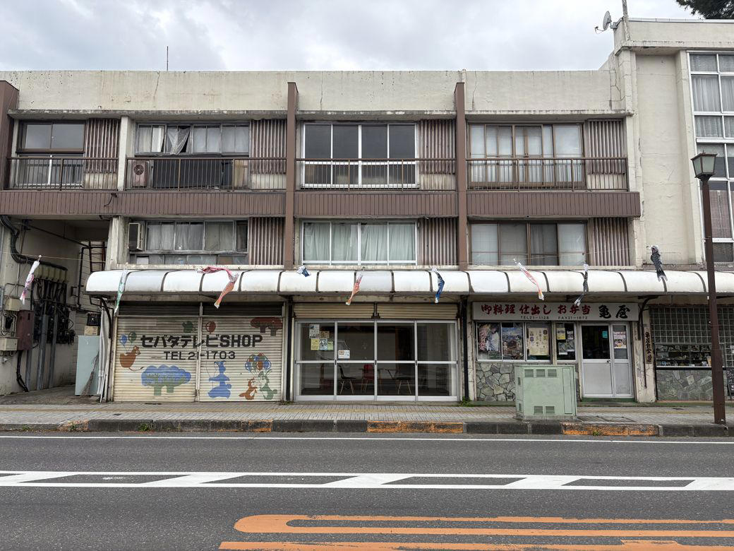 土浦市は行政・観光機能を駅前に集めてきた, 駅前広場は閑散、人が集まっていたのは市役所, 現在の土浦は「目的地に行って帰る街」, 駅前は「回遊する街」に戻らなかった, 駅前が呼ぶ客は「買い物客」から「観光客」へ, 土浦で起きていたのは「客層の交代」