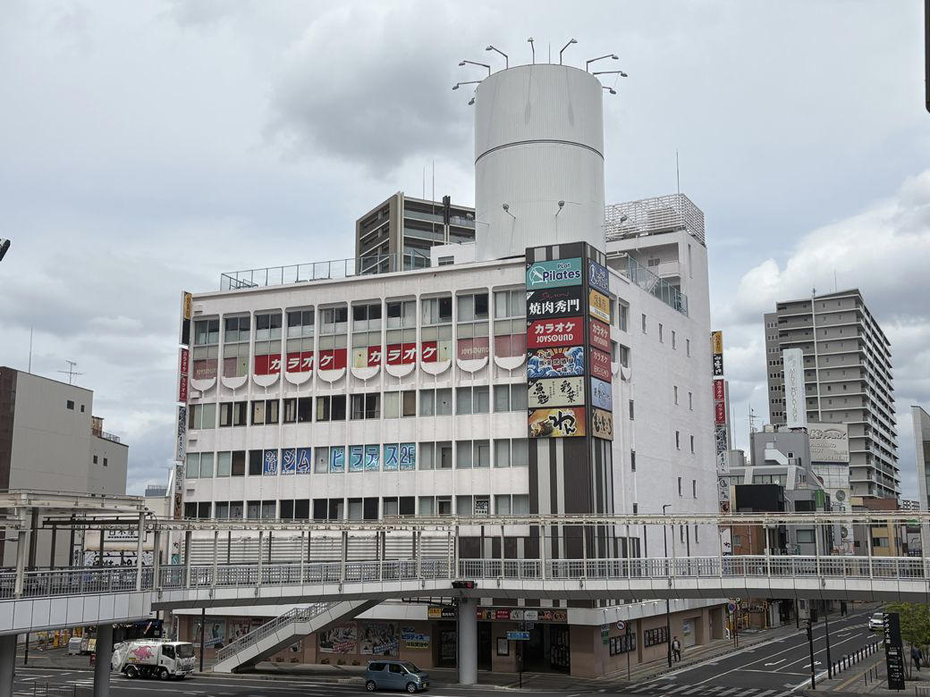 土浦市は行政・観光機能を駅前に集めてきた, 駅前広場は閑散、人が集まっていたのは市役所, 現在の土浦は「目的地に行って帰る街」, 駅前は「回遊する街」に戻らなかった, 駅前が呼ぶ客は「買い物客」から「観光客」へ, 土浦で起きていたのは「客層の交代」