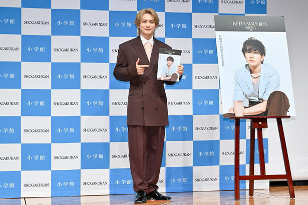 「いい重み」15周年の思いと感謝が詰まった一冊, 思い出の地・銀河劇場での撮影「最初の気持ちを忘れずに」, 俳優人生15年は「裸足で砂利道を歩いてきた感覚」, 「もう何も諦めたくない」強い決意と今後目指す“粋な”姿
