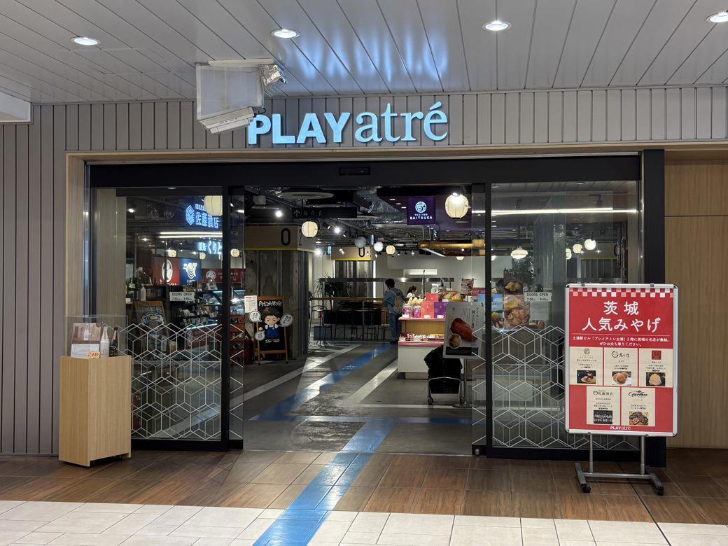 土浦市は行政・観光機能を駅前に集めてきた, 駅前広場は閑散、人が集まっていたのは市役所, 現在の土浦は「目的地に行って帰る街」, 駅前は「回遊する街」に戻らなかった, 駅前が呼ぶ客は「買い物客」から「観光客」へ, 土浦で起きていたのは「客層の交代」