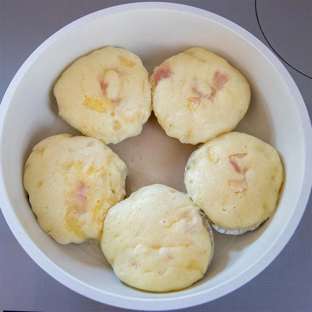ふわふわチーズケーキパン, 【ホットケーキミックス、こう使ったらパンケーキ超えた】ふわふわすぎてこればっか作ってる, ふわふわベーコンチーズ蒸しパン, 【一度作るとホットケーキミックス手放せなくなっちゃうかも！？】フライパンで15分！元保育園栄養士が教えるふわふわおやつレシピ, さつまいも蒸しパン, 【さつまいもとホットケーキミックスで！】「買ったやつみたい」フライパンで作れる超簡単蒸しパンレシピ, ホットケーキミックスで作るほかの動画も。「いちごのカップケーキ」動画をチェック！
