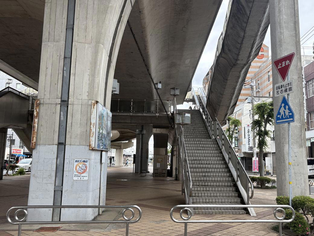 土浦市は行政・観光機能を駅前に集めてきた, 駅前広場は閑散、人が集まっていたのは市役所, 現在の土浦は「目的地に行って帰る街」, 駅前は「回遊する街」に戻らなかった, 駅前が呼ぶ客は「買い物客」から「観光客」へ, 土浦で起きていたのは「客層の交代」