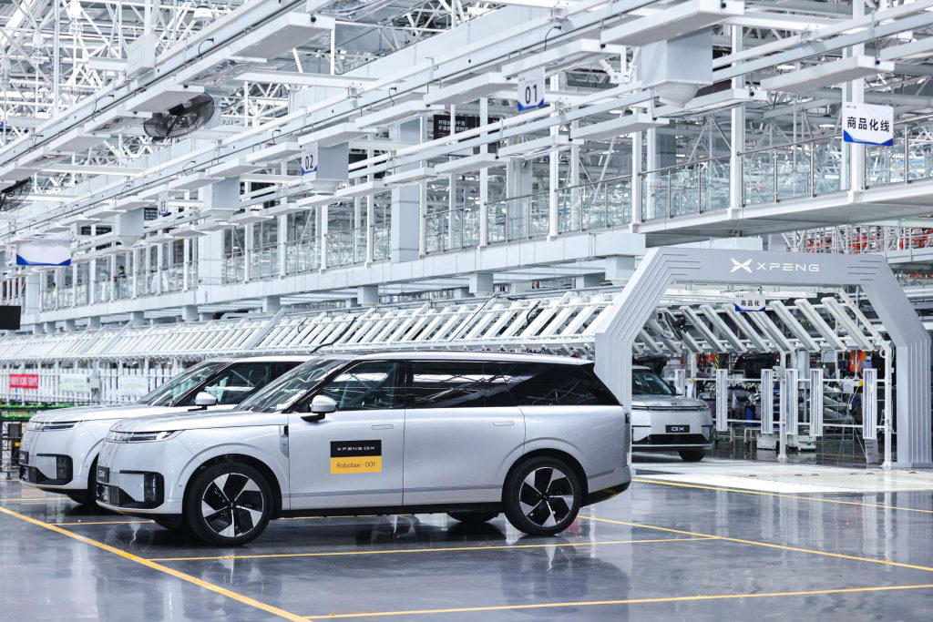 XPeng Robotaxi uses pure vision system, no LiDAR or HD maps, XPeng plans pilot Robotaxi operations later this year, XPeng Robotaxi offers privacy glass and comfort gravity seats, XPeng GX specs and performance