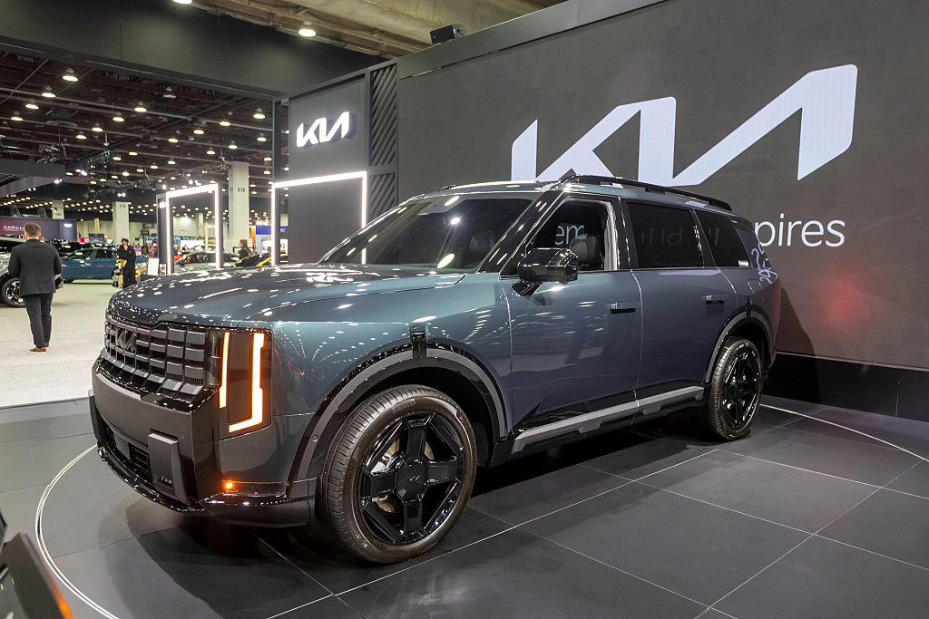 Honda Pilot, Chevrolet Traverse, Kia Telluride, Hyundai Palisade, Infiniti QX80, Nissan Armada, Toyota Sequoia, Grand Wagoneer L, Jeep Wagoneer L, Lincoln Navigator L, Cadillac Escalade ESV, GMC Yukon XL, Chevrolet Suburban, Ford Expedition MAX
