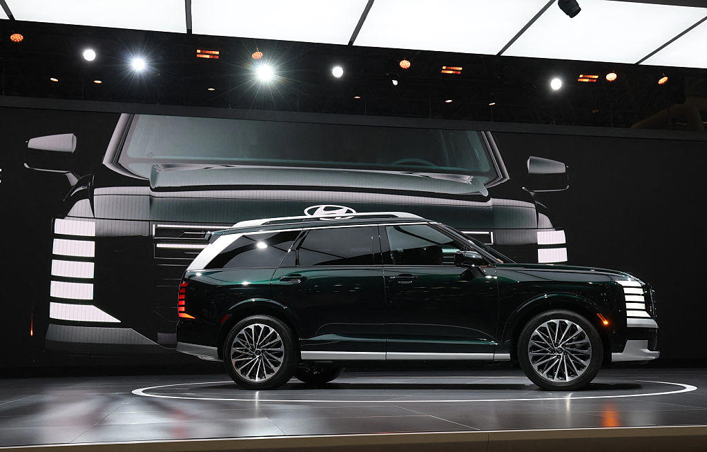 Honda Pilot, Chevrolet Traverse, Kia Telluride, Hyundai Palisade, Infiniti QX80, Nissan Armada, Toyota Sequoia, Grand Wagoneer L, Jeep Wagoneer L, Lincoln Navigator L, Cadillac Escalade ESV, GMC Yukon XL, Chevrolet Suburban, Ford Expedition MAX