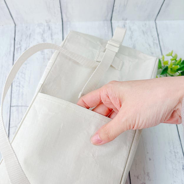 シンプルなデザインと、ポリエチレン素材なのが魅力。, ぶら下げて使えるところがお気に入りです。, 家だけじゃなく、外でも大活躍してくれます。, 裏側にも使いやすさの秘密がありました。, 人気なのも納得！他のサイズも購入してみたいです。