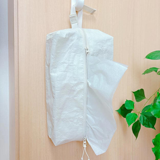 シンプルなデザインと、ポリエチレン素材なのが魅力。, ぶら下げて使えるところがお気に入りです。, 家だけじゃなく、外でも大活躍してくれます。, 裏側にも使いやすさの秘密がありました。, 人気なのも納得！他のサイズも購入してみたいです。
