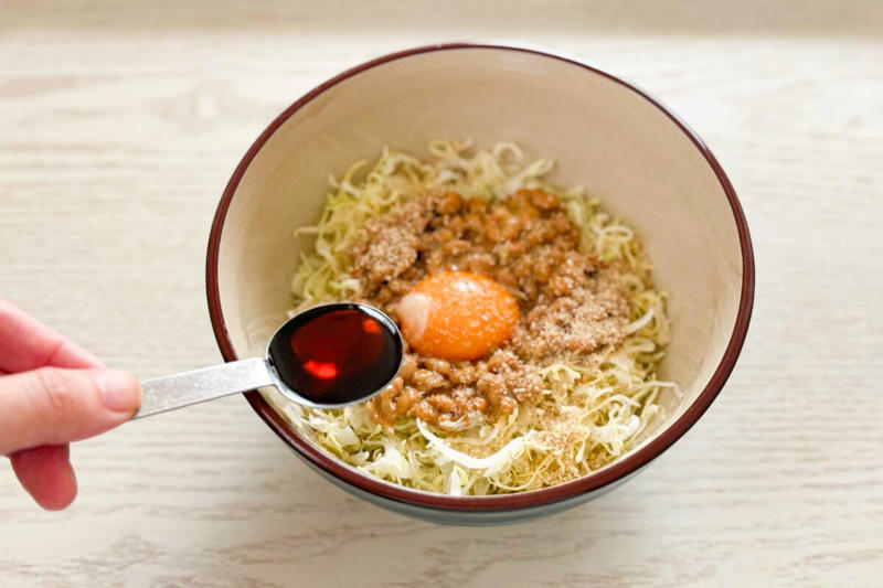 ■大久保さん流「納豆キャベツ」, ■タレは「納豆混ぜてから」 「卵黄のみ」がポイント, ■混ぜるだけで栄養満点、毎日食べられる味, ■和田明日香さんの「納豆サラダ」も最高, 【番組公式】和田明日香さん「実験の納豆サラダ」