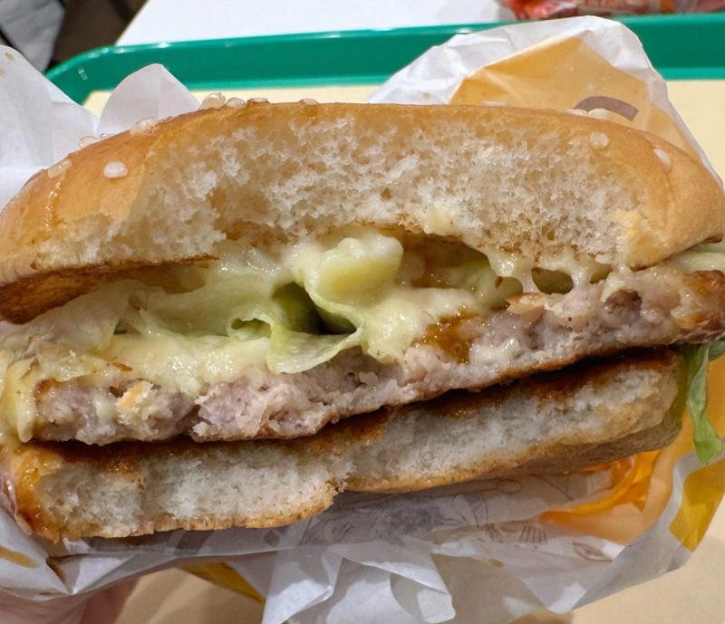 【1】北海道じゃがチーズてりやき｜ゴロゴロポテトと濃厚チーズが絶妙, 【2】博多明太バターてりやき｜ピリ辛明太とバターの背徳感がクセになる, 【3】名古屋名物 手羽先風黒胡椒ジューシーチキン｜スパイシーで食べ応え抜群！, 【4】＜朝マック限定＞北海道じゃがチーズてりやきマフィン, 【5】シャカシャカポテト 金沢名物黒カレー味｜中毒性の高いスパイシーポテト, ファン歓喜！「聖闘士星矢」コラボの限定パッケージも合わせてチェック, まとめ｜期間限定のご当地マックで日本各地の“うまいもん”を制覇しよう！