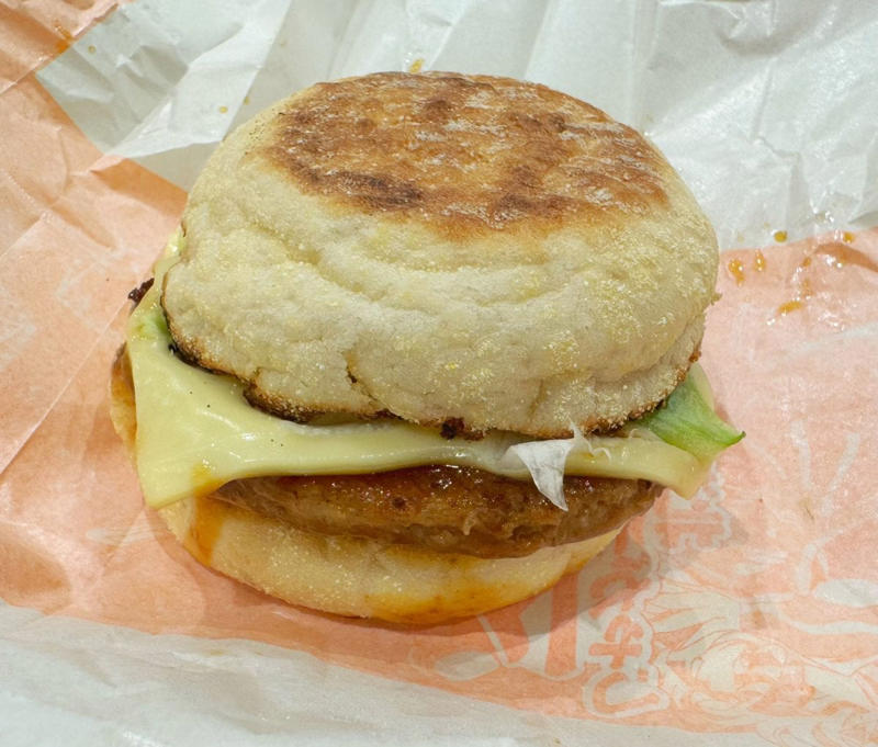 【1】北海道じゃがチーズてりやき｜ゴロゴロポテトと濃厚チーズが絶妙, 【2】博多明太バターてりやき｜ピリ辛明太とバターの背徳感がクセになる, 【3】名古屋名物 手羽先風黒胡椒ジューシーチキン｜スパイシーで食べ応え抜群！, 【4】＜朝マック限定＞北海道じゃがチーズてりやきマフィン, 【5】シャカシャカポテト 金沢名物黒カレー味｜中毒性の高いスパイシーポテト, ファン歓喜！「聖闘士星矢」コラボの限定パッケージも合わせてチェック, まとめ｜期間限定のご当地マックで日本各地の“うまいもん”を制覇しよう！