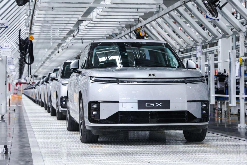 XPeng Robotaxi uses pure vision system, no LiDAR or HD maps, XPeng plans pilot Robotaxi operations later this year, XPeng Robotaxi offers privacy glass and comfort gravity seats, XPeng GX specs and performance
