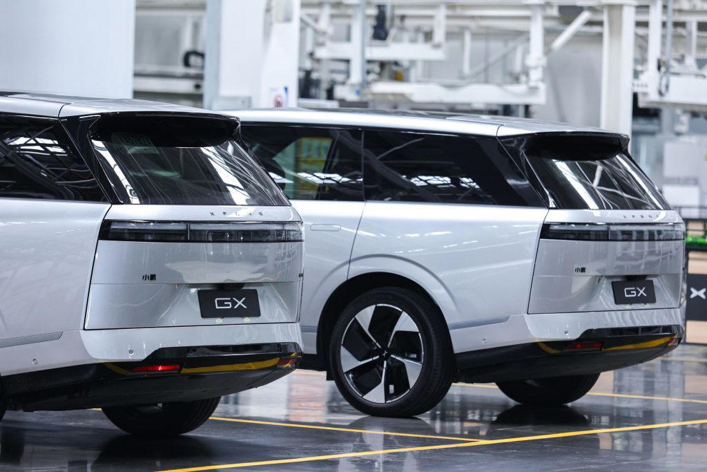 XPeng Robotaxi uses pure vision system, no LiDAR or HD maps, XPeng plans pilot Robotaxi operations later this year, XPeng Robotaxi offers privacy glass and comfort gravity seats, XPeng GX specs and performance