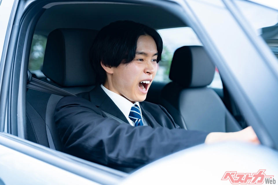 過度な譲り合いが招く「サンキュー事故」の恐怖, 赤信号での停止時に車間距離を空けすぎる弊害, 平坦路でのエンジンブレーキ多用による弊害, EVやPHEVのバッテリー寿命を縮める日常的な満充電