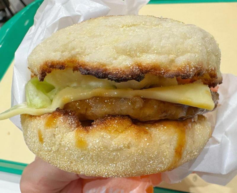 【1】北海道じゃがチーズてりやき｜ゴロゴロポテトと濃厚チーズが絶妙, 【2】博多明太バターてりやき｜ピリ辛明太とバターの背徳感がクセになる, 【3】名古屋名物 手羽先風黒胡椒ジューシーチキン｜スパイシーで食べ応え抜群！, 【4】＜朝マック限定＞北海道じゃがチーズてりやきマフィン, 【5】シャカシャカポテト 金沢名物黒カレー味｜中毒性の高いスパイシーポテト, ファン歓喜！「聖闘士星矢」コラボの限定パッケージも合わせてチェック, まとめ｜期間限定のご当地マックで日本各地の“うまいもん”を制覇しよう！