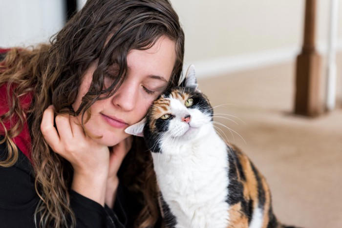 猫が人を「大きな猫」と思っていそうな行動4選, 1.挨拶の頭突きやスリスリ, 2.しっぽをピンと立てて近づいてくる, 3.獲物を持ってくる, 4.おしりを顔に向けてくる, 猫が飼い主を大きな猫として接する心理