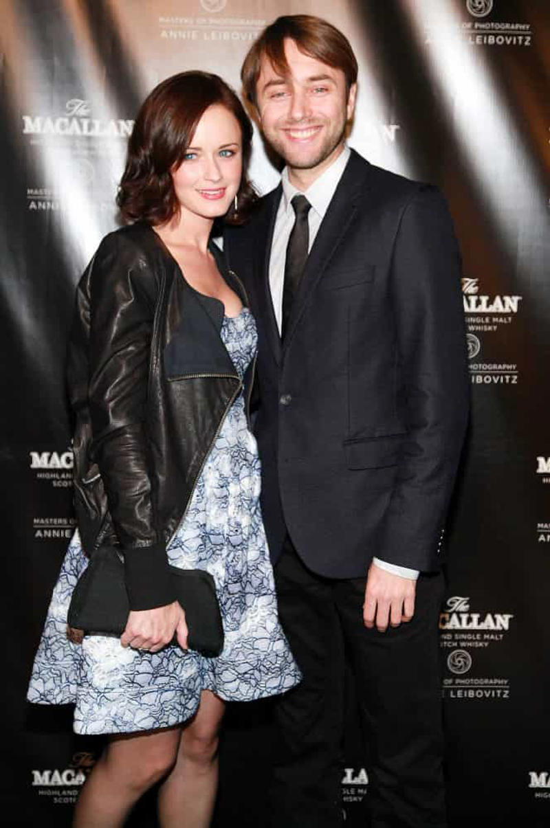 Malcolm McDowell and Mary Steenburgen, Catherine Keener and Dermot Mulroney, Ellen Barkin and Gabriel Byrne, Linda Hamilton and James Cameron, Billy Crudup and Mary Louise Parker, Eva Mendes and Ryan Gosling, Rose Byrne and Bobby Cannavale, Michael Sheen and Kate Beckinsale, Adam Brody and Leighton Meester, Enrique Iglesias and Anna Kournikova, Rashida Jones and Ezra Koenig, Laurence Fishburne and Gina Torres, Alexis Bledel and Vincent Kartheiser, Adam Driver and Joanne Tucker