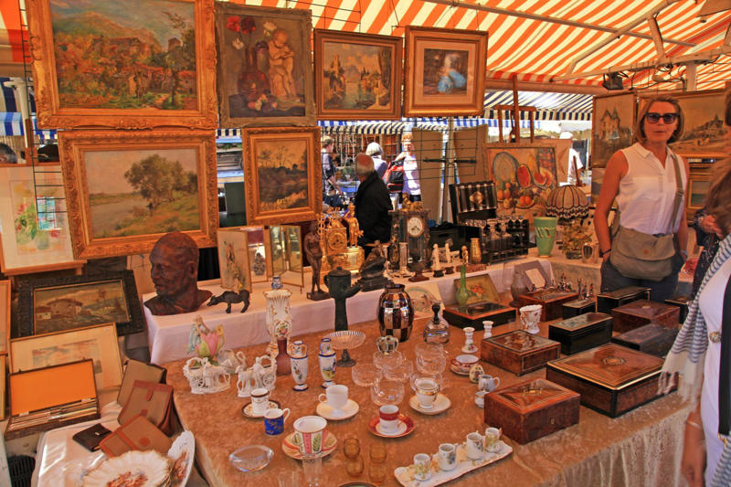 Antique dinnerware, Typewriter, Antique glassware, Beanie Babies, Antique toys, American Girl dolls, Designer clothes, Rare comic books, Mid-century modern furniture, Vinyl records, Old paintings, Old stereo equipment, Sports memorabilia, Perfume bottles, Retro clothing, VHS tapes, Sports cards, Vintage Pyrex, Sneakers