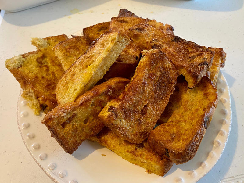 I started out with bacon, The bacon came out perfectly crispy, Next, I made breakfast potatoes, These home fries came out a little overcooked, For my 3rd recipe, I whipped up eggs in a basket, Next, I tried making an air-fryer frittata, For my final recipe, I attempted to make French toast, I barely had to add syrup for this recipe to taste good