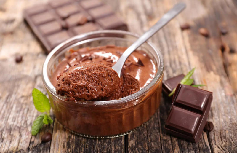 5. Chocolate mousse, France 61. Rigó Jancsi, Hungary, 60. Sorbet, various locations, 59. Sticky rice with mango, Thailand, 58. Ma’amoul, Egypt, 57. M’hanncha, Morocco, 56. Vermicelles, France, Italy and Switzerland, 55. Thapthim krop, Thailand, 54. S’mores, USA, 53. Dadar gulung, Indonesia, 52. Cannoli, Italy, 51. Crème caramel, France, 50. Rum cake, Caribbean, 49. Torrijas, Spain, 48. Malva pudding, South Africa, 47. Koeksister, South Africa, 46. Carlota de limón, Mexico, 45. Banoffee pie, England, UK, 44. Alfajores, South America, 43. Doughnuts, various locations, 42. Medovik, Russia, 41. Crumble, UK, 40. Lamington, Australia, 39. Bread and butter pudding, England, UK, 38. Profiteroles, France, 37. Galaktoboureko, various locations, 36. Gelato, Italy, 35. Churros, Spain and Portugal, 34. Gulab jamun, India, 33. Trifle, England, UK, 32. Snow ice, Taiwan, 31. Red velvet cake, USA, 30. Crêpes Suzette, France, 29. Bienenstich, Germany, 28. Chocolate soufflé, France, 27. Baked Alaska, USA, 26. Mooncakes, China, 25. Panna cotta, Italy, 24. Qatayef, Middle East, 23. Eton mess, England, UK, 22. Pecan pie, USA, 21. Pavlova, Australia or New Zealand, 20. Brownies, USA, 19. Rote grütze, Germany, 18. Tarte Tatin, France, 17. Kulfi, India, 16. Tiramisù, Italy, 15. Crème brûlée, France, 14. Frozen yogurt, USA, 13. Sticky toffee pudding, UK, 12. Black Forest gâteau, Germany, 11. Nanaimo bar, Canada, 10. Cendol, Southeast Asia, 9. Mochi, Japan, 8. Tres leches cake, Latin America, 7. Baklava, Türkiye, 6. Key lime pie, USA, 5. Chocolate mousse, France, 4. Apfelstrudel, Austria, 3. Apple pie, various locations, 2. Cheesecake, various locations