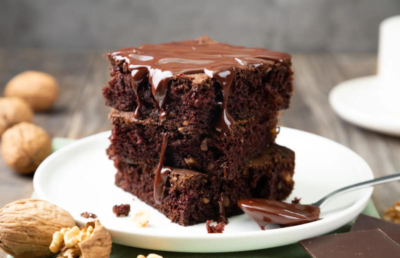 20. Brownies, USA 61. Rigó Jancsi, Hungary, 60. Sorbet, various locations, 59. Sticky rice with mango, Thailand, 58. Ma’amoul, Egypt, 57. M’hanncha, Morocco, 56. Vermicelles, France, Italy and Switzerland, 55. Thapthim krop, Thailand, 54. S’mores, USA, 53. Dadar gulung, Indonesia, 52. Cannoli, Italy, 51. Crème caramel, France, 50. Rum cake, Caribbean, 49. Torrijas, Spain, 48. Malva pudding, South Africa, 47. Koeksister, South Africa, 46. Carlota de limón, Mexico, 45. Banoffee pie, England, UK, 44. Alfajores, South America, 43. Doughnuts, various locations, 42. Medovik, Russia, 41. Crumble, UK, 40. Lamington, Australia, 39. Bread and butter pudding, England, UK, 38. Profiteroles, France, 37. Galaktoboureko, various locations, 36. Gelato, Italy, 35. Churros, Spain and Portugal, 34. Gulab jamun, India, 33. Trifle, England, UK, 32. Snow ice, Taiwan, 31. Red velvet cake, USA, 30. Crêpes Suzette, France, 29. Bienenstich, Germany, 28. Chocolate soufflé, France, 27. Baked Alaska, USA, 26. Mooncakes, China, 25. Panna cotta, Italy, 24. Qatayef, Middle East, 23. Eton mess, England, UK, 22. Pecan pie, USA, 21. Pavlova, Australia or New Zealand, 20. Brownies, USA, 19. Rote grütze, Germany, 18. Tarte Tatin, France, 17. Kulfi, India, 16. Tiramisù, Italy, 15. Crème brûlée, France, 14. Frozen yogurt, USA, 13. Sticky toffee pudding, UK, 12. Black Forest gâteau, Germany, 11. Nanaimo bar, Canada, 10. Cendol, Southeast Asia, 9. Mochi, Japan, 8. Tres leches cake, Latin America, 7. Baklava, Türkiye, 6. Key lime pie, USA, 5. Chocolate mousse, France, 4. Apfelstrudel, Austria, 3. Apple pie, various locations, 2. Cheesecake, various locations