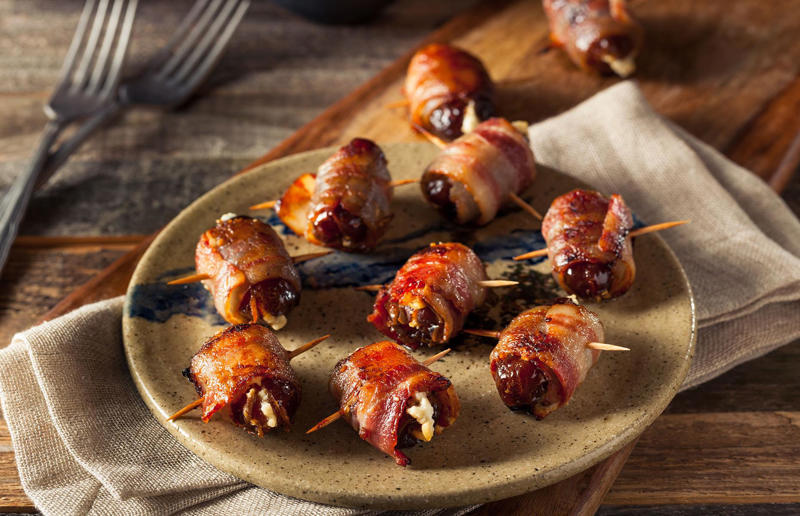 Devils on horseback 44. Duchess potatoes, 43. Frogs' legs Provencal, 42. Crab Louie, 41. Ham in parsley aspic, 40. Vichyssoise, 39. Stewed kidneys, 38. Mutton chops, 37. Pasta primavera, 36. Denver sandwich, 35. Fresh grapefruit, 34. Chicken à la King, 33. Oyster pan roast, 32. Minute steak, 31. Pork medallions, 30. Chicken Tetrazzini, 29. Relish tray, 28. Vol-au-vents, 27. Grützwurst, 26. Trout amandine, 25. Devils on horseback, 24. Kalter hund, 23. Potato skins, 22. Chicken Divan, 21. Peach Melba, 20. Coquilles Saint-Jacques, 19. Chicken in a basket, 18. Cherries Jubilee, 17. Food towers, 16. Bananas Foster, 15. Surf ’n' turf, 14. Garlic mushrooms, 13. Veal cordon bleu, 12. Steak Diane, 11. Molten chocolate cake, 10. Crêpes Suzette, 9. Coq au vin, 8. Sole Véronique, 7. Banana split, 6. Steak Oscar, 5. Veal Marsala, 3. Fondue, 2. Devilled eggs
