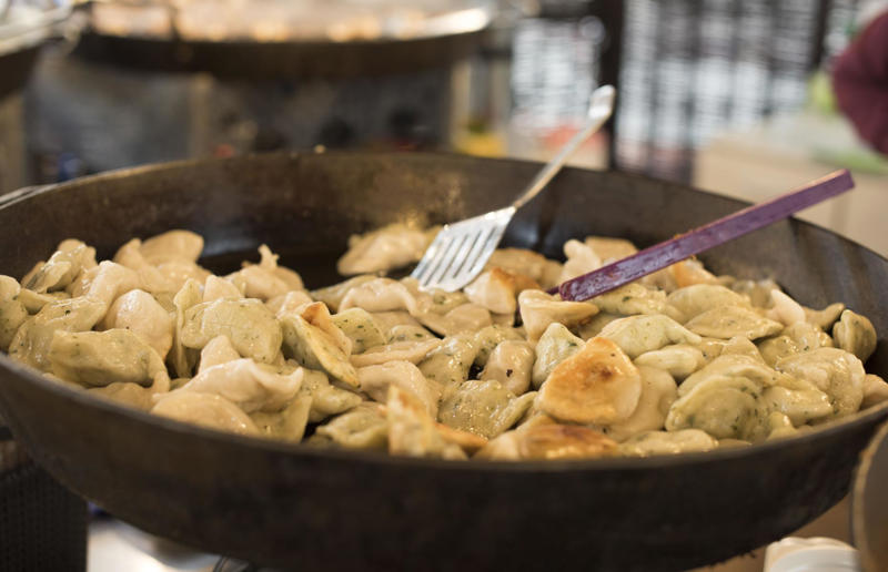 30. Pierogi, Poland 36. Bitterballen, Netherlands, 35. Pierogi, Poland, 34. Choripán, Argentina, 33. Slider, USA, 32. Elote, Mexico, 31. Rolex, Uganda, 30. Pad Thai, Thailand, 29. Souvlaki, Greece, 28. Bhelpuri, India, 27. Bánh mì, Vietnam, 26. Ta’ameya, Egypt, 25. Chǎofàn, China, 24. Shawarma, Turkey, 23. Arepa, Venezuela and Colombia, 22. Vada pav, India, 21. Gyros, Greece, 20. Churros, Spain, 19. Bao buns, China, 18. Fish and chips, UK, 17. Takoyaki, Japan, 16. Currywurst, Germany, 15. Burrito, Mexico or USA, 14. Döner kebab, Germany, 13. Bunny chow, South Africa, 12. Tacos, Mexico, 11. Meat pie, Australia, 10. Bratwurst, Germany, 9. Samosa, India, 8. Poutine, Canada, 7. Cheeseburger, USA, 6. Fried chicken, various locations, 5. Hot dog, various locations, 4. Fried chicken sandwich, USA, 3. Pizza, Italy, 2. Hamburger, various locations