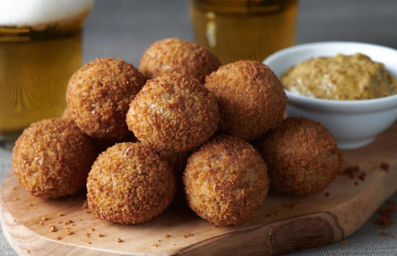 31. Bitterballen, Netherlands 36. Bitterballen, Netherlands, 35. Pierogi, Poland, 34. Choripán, Argentina, 33. Slider, USA, 32. Elote, Mexico, 31. Rolex, Uganda, 30. Pad Thai, Thailand, 29. Souvlaki, Greece, 28. Bhelpuri, India, 27. Bánh mì, Vietnam, 26. Ta’ameya, Egypt, 25. Chǎofàn, China, 24. Shawarma, Turkey, 23. Arepa, Venezuela and Colombia, 22. Vada pav, India, 21. Gyros, Greece, 20. Churros, Spain, 19. Bao buns, China, 18. Fish and chips, UK, 17. Takoyaki, Japan, 16. Currywurst, Germany, 15. Burrito, Mexico or USA, 14. Döner kebab, Germany, 13. Bunny chow, South Africa, 12. Tacos, Mexico, 11. Meat pie, Australia, 10. Bratwurst, Germany, 9. Samosa, India, 8. Poutine, Canada, 7. Cheeseburger, USA, 6. Fried chicken, various locations, 5. Hot dog, various locations, 4. Fried chicken sandwich, USA, 3. Pizza, Italy, 2. Hamburger, various locations