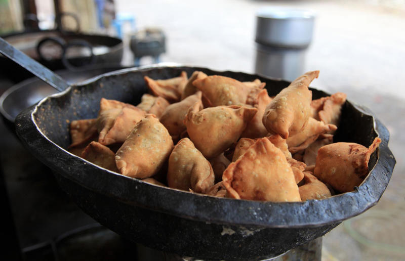 9. Samosa, India 36. Bitterballen, Netherlands, 35. Pierogi, Poland, 34. Choripán, Argentina, 33. Slider, USA, 32. Elote, Mexico, 31. Rolex, Uganda, 30. Pad Thai, Thailand, 29. Souvlaki, Greece, 28. Bhelpuri, India, 27. Bánh mì, Vietnam, 26. Ta’ameya, Egypt, 25. Chǎofàn, China, 24. Shawarma, Turkey, 23. Arepa, Venezuela and Colombia, 22. Vada pav, India, 21. Gyros, Greece, 20. Churros, Spain, 19. Bao buns, China, 18. Fish and chips, UK, 17. Takoyaki, Japan, 16. Currywurst, Germany, 15. Burrito, Mexico or USA, 14. Döner kebab, Germany, 13. Bunny chow, South Africa, 12. Tacos, Mexico, 11. Meat pie, Australia, 10. Bratwurst, Germany, 9. Samosa, India, 8. Poutine, Canada, 7. Cheeseburger, USA, 6. Fried chicken, various locations, 5. Hot dog, various locations, 4. Fried chicken sandwich, USA, 3. Pizza, Italy, 2. Hamburger, various locations