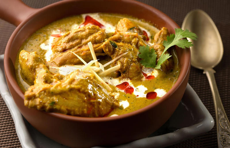 35. Phall, 34. Cà ri gà, 33. Currywurst, 32. Tarkari, 31. Keema, 30. Xacuti, 29. Bunny chow, 28. Chingri malai, 27. Kuzhambu, 26. Curry goat, 25. Korma, 24. Khichdi, 23. Kyet thar see-pyan, 22. Amok trey, 21. Jalfrezi, 20. Kukul mas, 19. Khao soi, 18. Chicken balti, 17. Vindaloo, 16. Fish head curry, 15. Nihari, 14. Malai kofta, 13. Dopiaza, 12. Sarawak laksa, 11. Kaeng pa, 10. Kari ayam, 9. Katsu kare, 8. Kaeng khiao wan, 7. Dal makhani, 6. Chicken tikka masala, 5. Panang, 4. Rendang, 3. Rogan josh, 2. Massaman