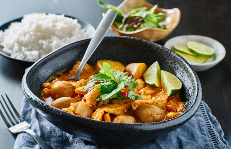 35. Phall, 34. Cà ri gà, 33. Currywurst, 32. Tarkari, 31. Keema, 30. Xacuti, 29. Bunny chow, 28. Chingri malai, 27. Kuzhambu, 26. Curry goat, 25. Korma, 24. Khichdi, 23. Kyet thar see-pyan, 22. Amok trey, 21. Jalfrezi, 20. Kukul mas, 19. Khao soi, 18. Chicken balti, 17. Vindaloo, 16. Fish head curry, 15. Nihari, 14. Malai kofta, 13. Dopiaza, 12. Sarawak laksa, 11. Kaeng pa, 10. Kari ayam, 9. Katsu kare, 8. Kaeng khiao wan, 7. Dal makhani, 6. Chicken tikka masala, 5. Panang, 4. Rendang, 3. Rogan josh, 2. Massaman