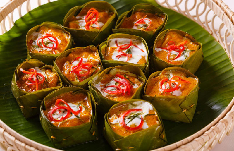 35. Phall, 34. Cà ri gà, 33. Currywurst, 32. Tarkari, 31. Keema, 30. Xacuti, 29. Bunny chow, 28. Chingri malai, 27. Kuzhambu, 26. Curry goat, 25. Korma, 24. Khichdi, 23. Kyet thar see-pyan, 22. Amok trey, 21. Jalfrezi, 20. Kukul mas, 19. Khao soi, 18. Chicken balti, 17. Vindaloo, 16. Fish head curry, 15. Nihari, 14. Malai kofta, 13. Dopiaza, 12. Sarawak laksa, 11. Kaeng pa, 10. Kari ayam, 9. Katsu kare, 8. Kaeng khiao wan, 7. Dal makhani, 6. Chicken tikka masala, 5. Panang, 4. Rendang, 3. Rogan josh, 2. Massaman