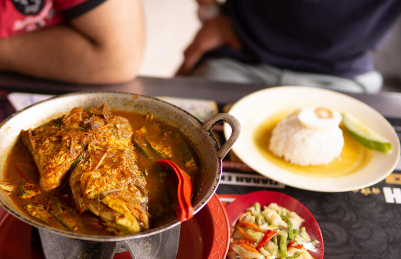35. Phall, 34. Cà ri gà, 33. Currywurst, 32. Tarkari, 31. Keema, 30. Xacuti, 29. Bunny chow, 28. Chingri malai, 27. Kuzhambu, 26. Curry goat, 25. Korma, 24. Khichdi, 23. Kyet thar see-pyan, 22. Amok trey, 21. Jalfrezi, 20. Kukul mas, 19. Khao soi, 18. Chicken balti, 17. Vindaloo, 16. Fish head curry, 15. Nihari, 14. Malai kofta, 13. Dopiaza, 12. Sarawak laksa, 11. Kaeng pa, 10. Kari ayam, 9. Katsu kare, 8. Kaeng khiao wan, 7. Dal makhani, 6. Chicken tikka masala, 5. Panang, 4. Rendang, 3. Rogan josh, 2. Massaman