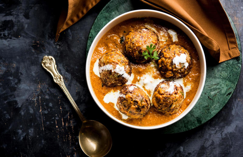 35. Phall, 34. Cà ri gà, 33. Currywurst, 32. Tarkari, 31. Keema, 30. Xacuti, 29. Bunny chow, 28. Chingri malai, 27. Kuzhambu, 26. Curry goat, 25. Korma, 24. Khichdi, 23. Kyet thar see-pyan, 22. Amok trey, 21. Jalfrezi, 20. Kukul mas, 19. Khao soi, 18. Chicken balti, 17. Vindaloo, 16. Fish head curry, 15. Nihari, 14. Malai kofta, 13. Dopiaza, 12. Sarawak laksa, 11. Kaeng pa, 10. Kari ayam, 9. Katsu kare, 8. Kaeng khiao wan, 7. Dal makhani, 6. Chicken tikka masala, 5. Panang, 4. Rendang, 3. Rogan josh, 2. Massaman