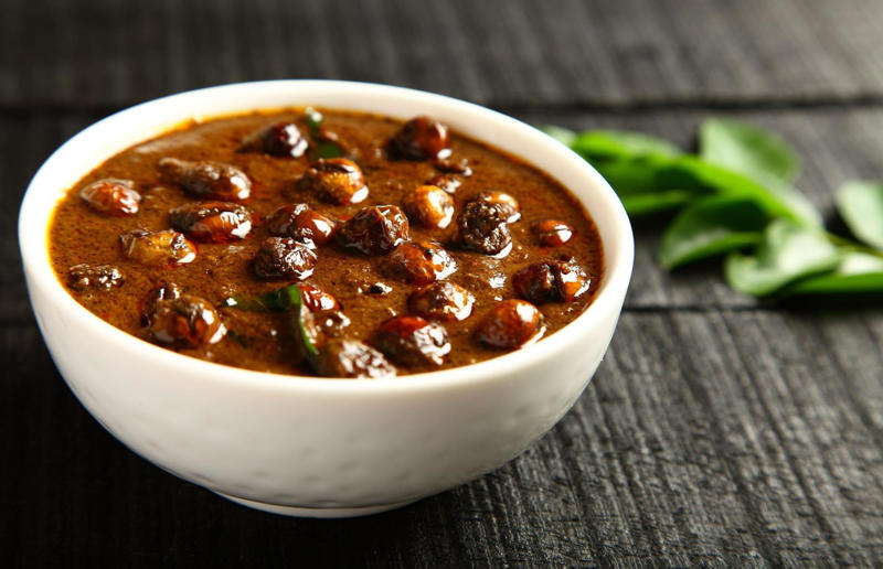 35. Phall, 34. Cà ri gà, 33. Currywurst, 32. Tarkari, 31. Keema, 30. Xacuti, 29. Bunny chow, 28. Chingri malai, 27. Kuzhambu, 26. Curry goat, 25. Korma, 24. Khichdi, 23. Kyet thar see-pyan, 22. Amok trey, 21. Jalfrezi, 20. Kukul mas, 19. Khao soi, 18. Chicken balti, 17. Vindaloo, 16. Fish head curry, 15. Nihari, 14. Malai kofta, 13. Dopiaza, 12. Sarawak laksa, 11. Kaeng pa, 10. Kari ayam, 9. Katsu kare, 8. Kaeng khiao wan, 7. Dal makhani, 6. Chicken tikka masala, 5. Panang, 4. Rendang, 3. Rogan josh, 2. Massaman