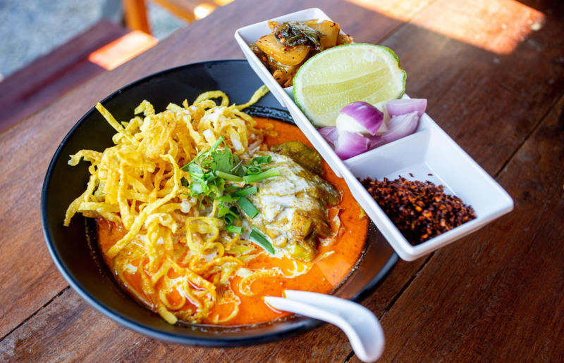35. Phall, 34. Cà ri gà, 33. Currywurst, 32. Tarkari, 31. Keema, 30. Xacuti, 29. Bunny chow, 28. Chingri malai, 27. Kuzhambu, 26. Curry goat, 25. Korma, 24. Khichdi, 23. Kyet thar see-pyan, 22. Amok trey, 21. Jalfrezi, 20. Kukul mas, 19. Khao soi, 18. Chicken balti, 17. Vindaloo, 16. Fish head curry, 15. Nihari, 14. Malai kofta, 13. Dopiaza, 12. Sarawak laksa, 11. Kaeng pa, 10. Kari ayam, 9. Katsu kare, 8. Kaeng khiao wan, 7. Dal makhani, 6. Chicken tikka masala, 5. Panang, 4. Rendang, 3. Rogan josh, 2. Massaman