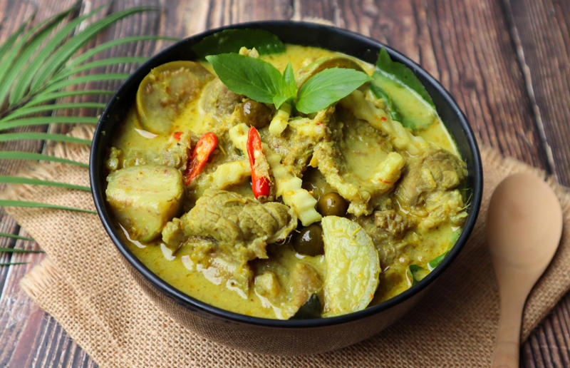 35. Phall, 34. Cà ri gà, 33. Currywurst, 32. Tarkari, 31. Keema, 30. Xacuti, 29. Bunny chow, 28. Chingri malai, 27. Kuzhambu, 26. Curry goat, 25. Korma, 24. Khichdi, 23. Kyet thar see-pyan, 22. Amok trey, 21. Jalfrezi, 20. Kukul mas, 19. Khao soi, 18. Chicken balti, 17. Vindaloo, 16. Fish head curry, 15. Nihari, 14. Malai kofta, 13. Dopiaza, 12. Sarawak laksa, 11. Kaeng pa, 10. Kari ayam, 9. Katsu kare, 8. Kaeng khiao wan, 7. Dal makhani, 6. Chicken tikka masala, 5. Panang, 4. Rendang, 3. Rogan josh, 2. Massaman