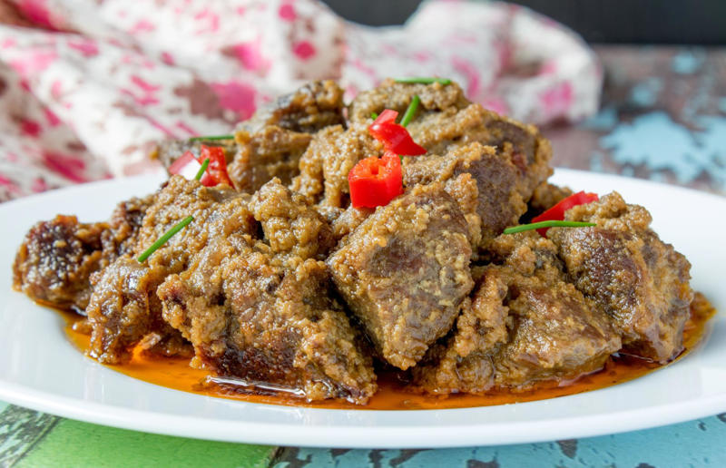 35. Phall, 34. Cà ri gà, 33. Currywurst, 32. Tarkari, 31. Keema, 30. Xacuti, 29. Bunny chow, 28. Chingri malai, 27. Kuzhambu, 26. Curry goat, 25. Korma, 24. Khichdi, 23. Kyet thar see-pyan, 22. Amok trey, 21. Jalfrezi, 20. Kukul mas, 19. Khao soi, 18. Chicken balti, 17. Vindaloo, 16. Fish head curry, 15. Nihari, 14. Malai kofta, 13. Dopiaza, 12. Sarawak laksa, 11. Kaeng pa, 10. Kari ayam, 9. Katsu kare, 8. Kaeng khiao wan, 7. Dal makhani, 6. Chicken tikka masala, 5. Panang, 4. Rendang, 3. Rogan josh, 2. Massaman