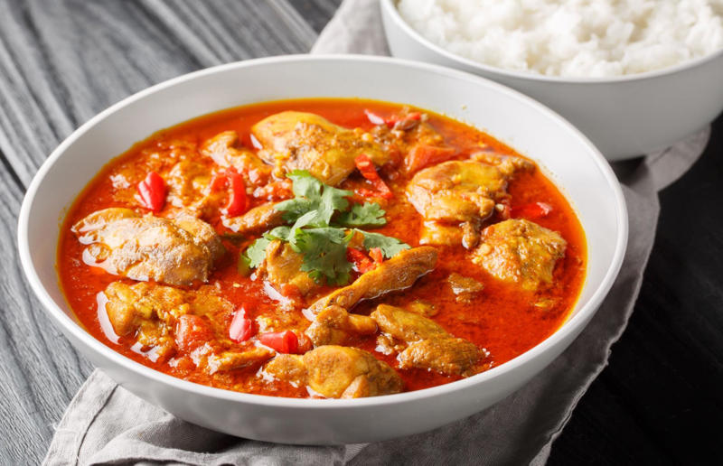 35. Phall, 34. Cà ri gà, 33. Currywurst, 32. Tarkari, 31. Keema, 30. Xacuti, 29. Bunny chow, 28. Chingri malai, 27. Kuzhambu, 26. Curry goat, 25. Korma, 24. Khichdi, 23. Kyet thar see-pyan, 22. Amok trey, 21. Jalfrezi, 20. Kukul mas, 19. Khao soi, 18. Chicken balti, 17. Vindaloo, 16. Fish head curry, 15. Nihari, 14. Malai kofta, 13. Dopiaza, 12. Sarawak laksa, 11. Kaeng pa, 10. Kari ayam, 9. Katsu kare, 8. Kaeng khiao wan, 7. Dal makhani, 6. Chicken tikka masala, 5. Panang, 4. Rendang, 3. Rogan josh, 2. Massaman