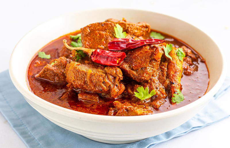 35. Phall, 34. Cà ri gà, 33. Currywurst, 32. Tarkari, 31. Keema, 30. Xacuti, 29. Bunny chow, 28. Chingri malai, 27. Kuzhambu, 26. Curry goat, 25. Korma, 24. Khichdi, 23. Kyet thar see-pyan, 22. Amok trey, 21. Jalfrezi, 20. Kukul mas, 19. Khao soi, 18. Chicken balti, 17. Vindaloo, 16. Fish head curry, 15. Nihari, 14. Malai kofta, 13. Dopiaza, 12. Sarawak laksa, 11. Kaeng pa, 10. Kari ayam, 9. Katsu kare, 8. Kaeng khiao wan, 7. Dal makhani, 6. Chicken tikka masala, 5. Panang, 4. Rendang, 3. Rogan josh, 2. Massaman