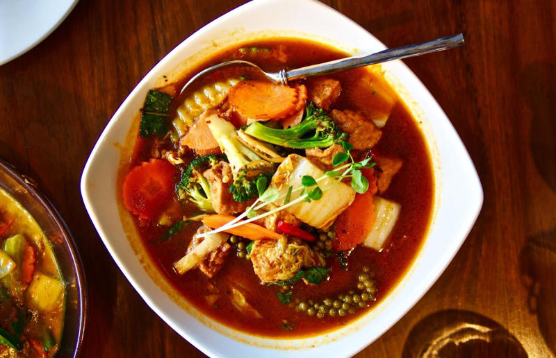 35. Phall, 34. Cà ri gà, 33. Currywurst, 32. Tarkari, 31. Keema, 30. Xacuti, 29. Bunny chow, 28. Chingri malai, 27. Kuzhambu, 26. Curry goat, 25. Korma, 24. Khichdi, 23. Kyet thar see-pyan, 22. Amok trey, 21. Jalfrezi, 20. Kukul mas, 19. Khao soi, 18. Chicken balti, 17. Vindaloo, 16. Fish head curry, 15. Nihari, 14. Malai kofta, 13. Dopiaza, 12. Sarawak laksa, 11. Kaeng pa, 10. Kari ayam, 9. Katsu kare, 8. Kaeng khiao wan, 7. Dal makhani, 6. Chicken tikka masala, 5. Panang, 4. Rendang, 3. Rogan josh, 2. Massaman