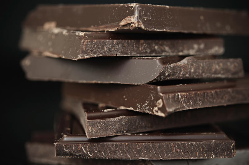 Dark chocolate 1. Berries, 2. Fatty fish, 3. Broccoli and cruciferous vegetables, 4. Avocados, 5. Green tea, 6. Peppers, 7. Mushrooms, 8. Grapes, 9. Turmeric, 10. Olive oil, 11. Dark chocolate and cocoa, 12. Tomatoes